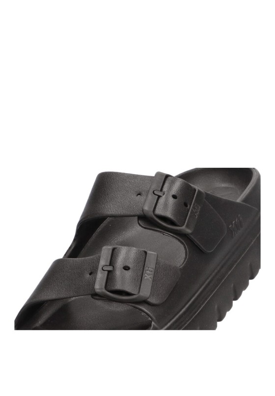 Chanclas sandalias playa de mujer XTI 142550 negro goma suela plana