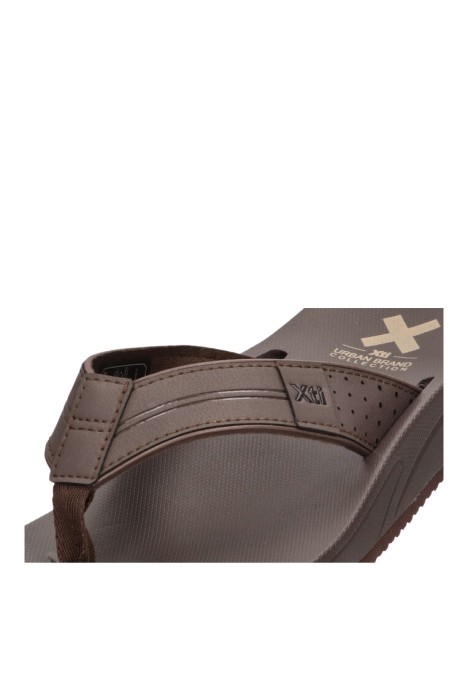 Sandalia de hombre XTI 142531 marron sintetico suela plana