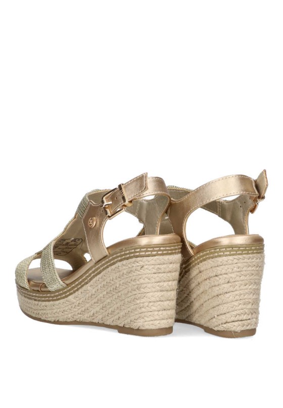 Sandalia de mujer XTI 142320 oro sintetico cuña alta