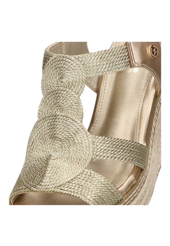 Sandalia de mujer XTI 142320 oro sintetico cuña alta