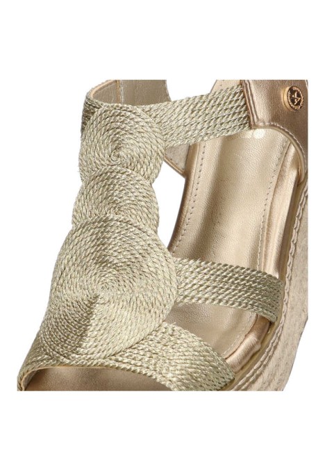 Sandalia de mujer XTI 142320 oro sintetico cuña alta