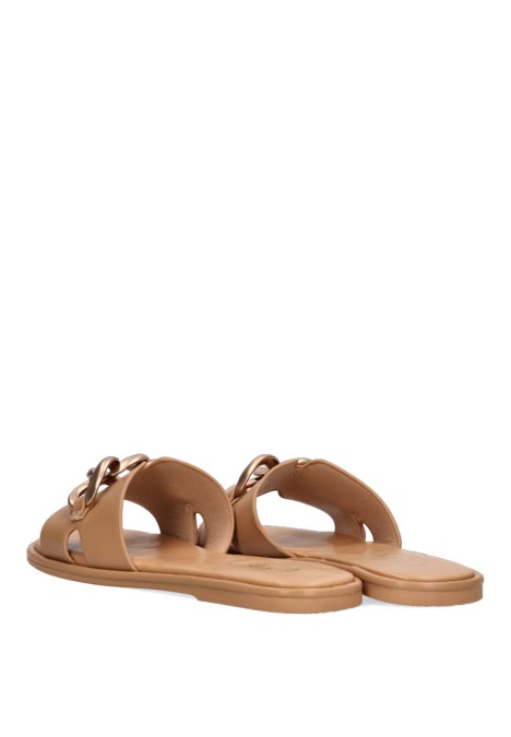 Sandalia de mujer ETIKA 10025 con cadena y suela plana en camel