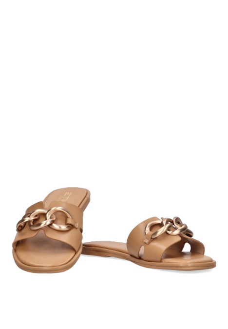 Sandalia de mujer ETIKA 10025 con cadena y suela plana en camel