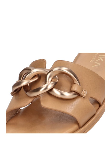 Sandalia de mujer ETIKA 10025 con cadena y suela plana en camel