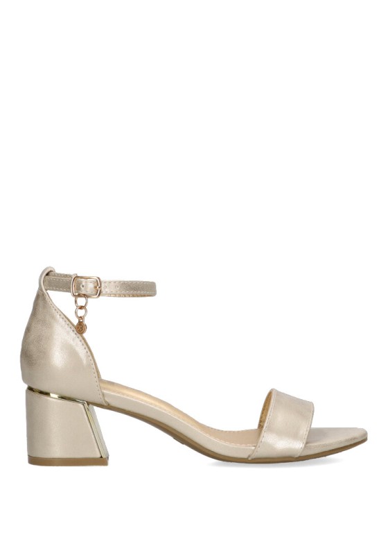 Sandalia en color oro con tacón medio y pulsera de mujer XTI 142867