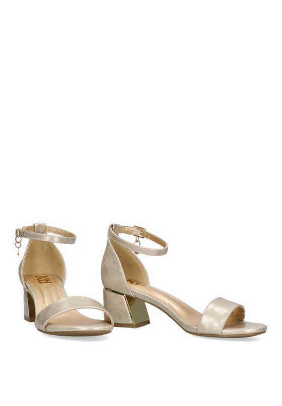 Sandalia en color oro con tacón medio y pulsera de mujer XTI 142867
