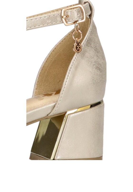 Sandalia en color oro con tacón medio y pulsera de mujer XTI 142867