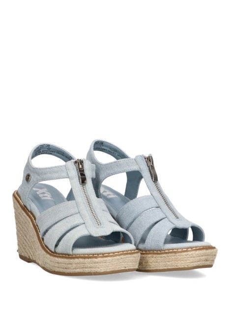 Sandalia de mujer XTI 142764 jeans sintetico cuña alta