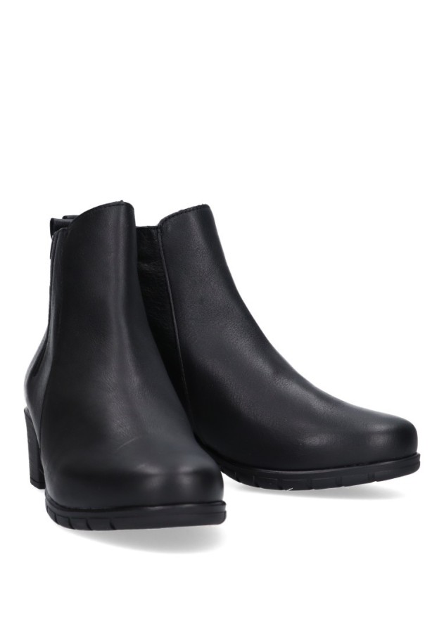 Botin de mujer VALERIAS 9544 negro piel tacón medio