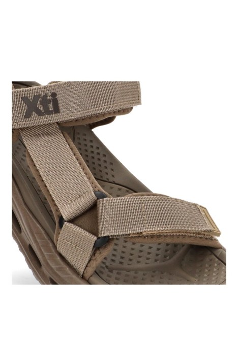 Sandalia de hombre XTI 144105 taupe textil  suela plana