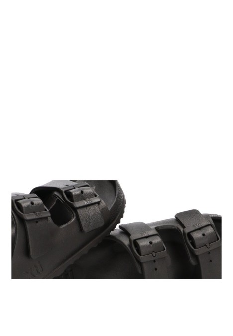 Chanclas sandalias playa de hombre XTI 145733 negro goma suela plana