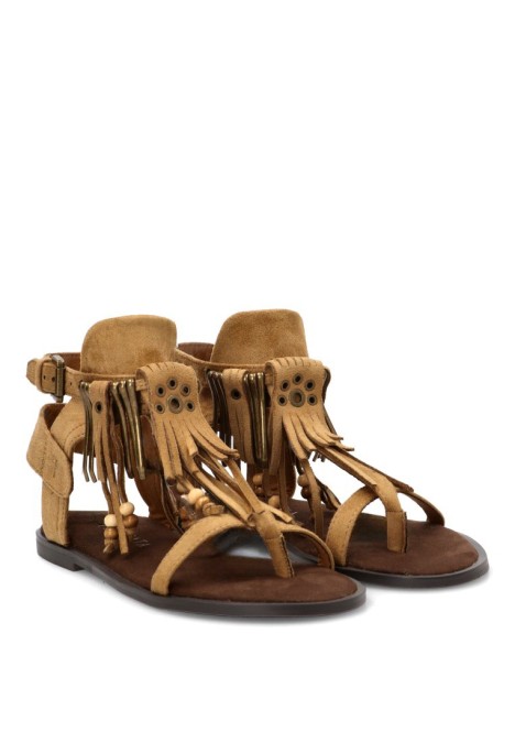 Sandalia de antelina camel con flecos y suela plana para mujer TRAVIATA M6485