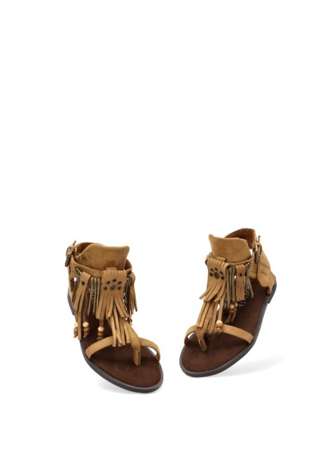 Sandalia de antelina camel con flecos y suela plana para mujer TRAVIATA M6485