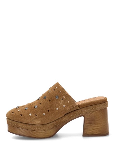 Zueco de mujer CARMELA 163256 camel piel tacón medio