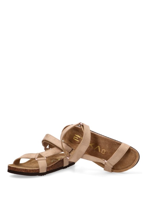 Sandalia casual de mujer ETIKA 10097 en antelina taupe con suela plana