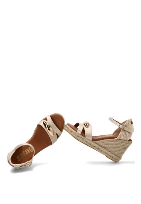 Sandalia beige de mujer Mustang 55653 con cuña alta