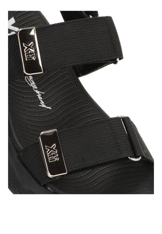 Sandalia textil negra con velcro y suela plana de mujer XTI 144073