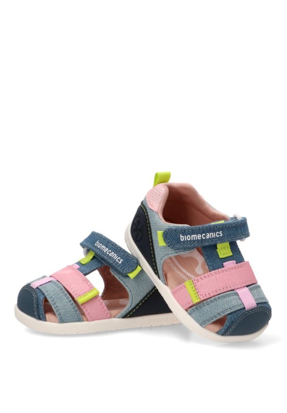 Sandalia de niña en color rosa BIOMECANICS 262199 con textil, cierre de velcro y suela plana