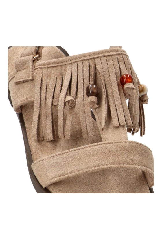 Sandalia beige PISTACHO 13766 para niña con flecos y suela plana