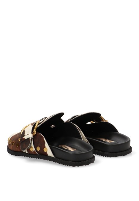 Zueco de mujer MUSTANG 56592 en antelina color vaca con tachuelas y suela plana