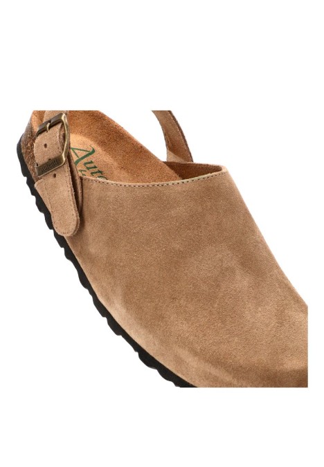 Zueco de mujer AUTENTI 15466 en piel taupe con suela plana