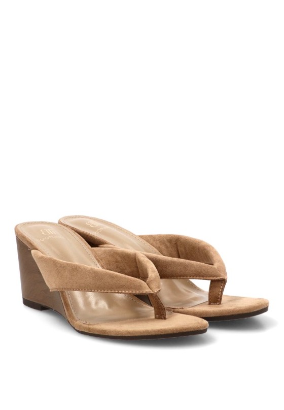 Sandalia de dedo G-5758 en antelina beige con cuña media para mujer