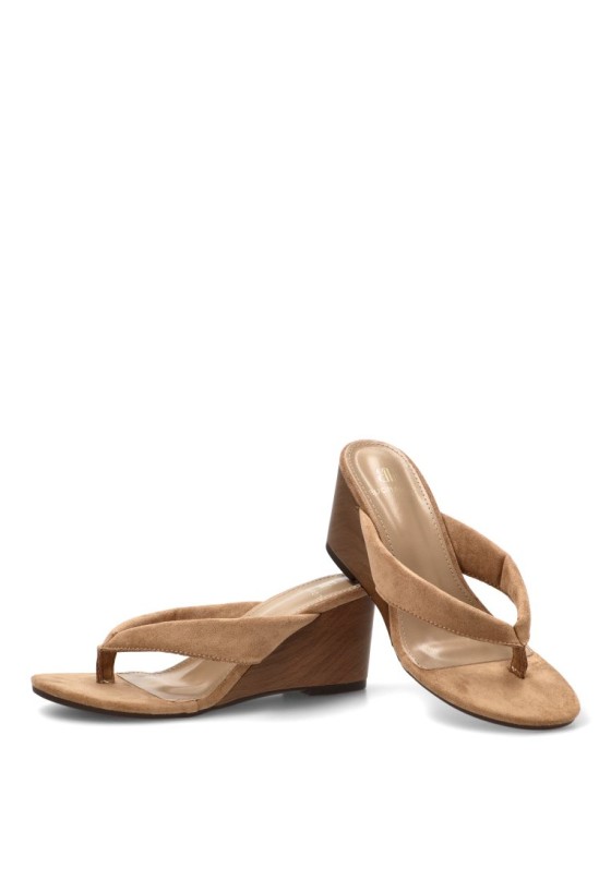 Sandalia de dedo G-5758 en antelina beige con cuña media para mujer