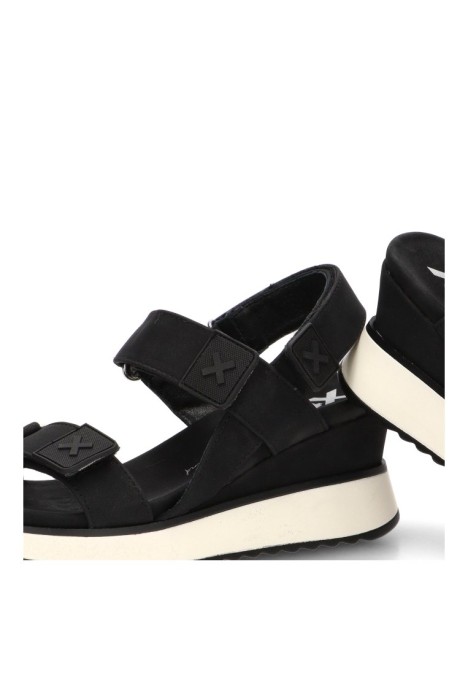 Sandalia con suela de cuña media para mujer XTI 143848 negra