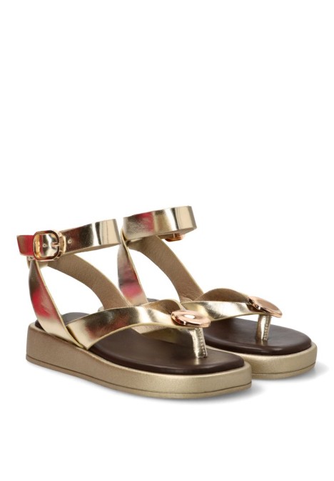Sandalia TINAS 6392 para mujer en oro con adorno metálico y suela plana
