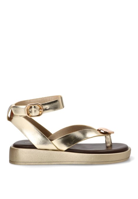 Sandalia TINAS 6392 para mujer en oro con adorno metálico y suela plana