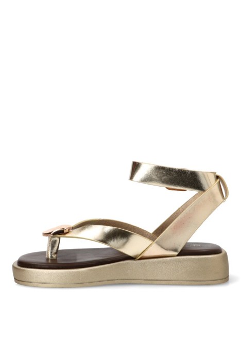 Sandalia TINAS 6392 para mujer en oro con adorno metálico y suela plana