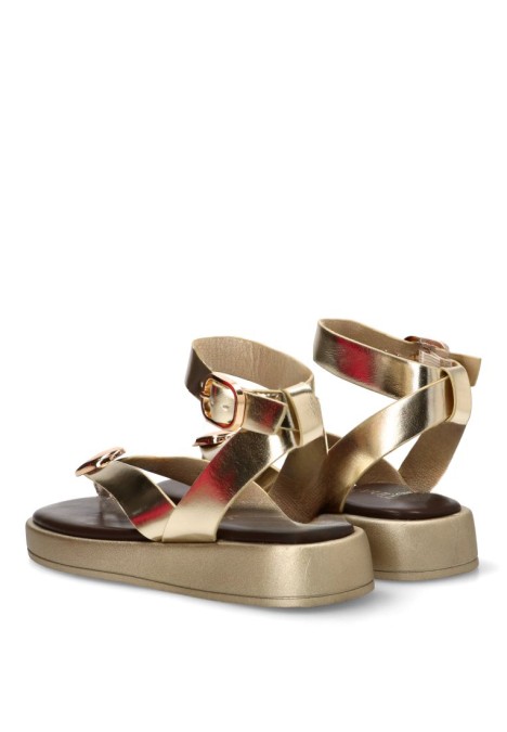 Sandalia TINAS 6392 para mujer en oro con adorno metálico y suela plana