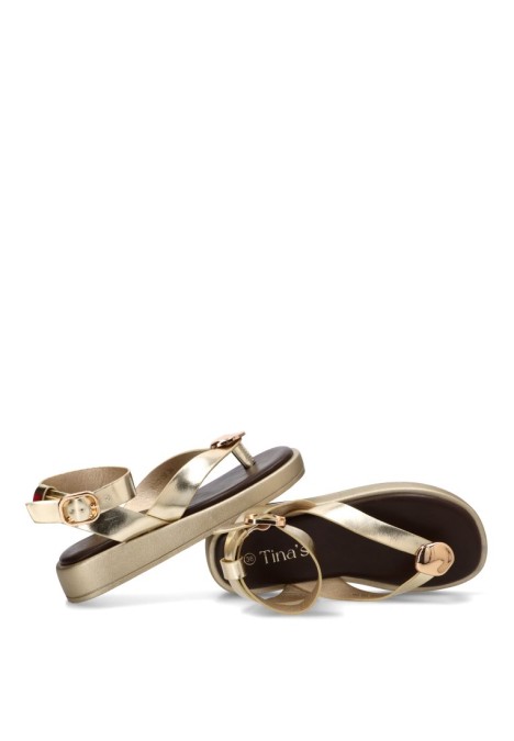 Sandalia TINAS 6392 para mujer en oro con adorno metálico y suela plana