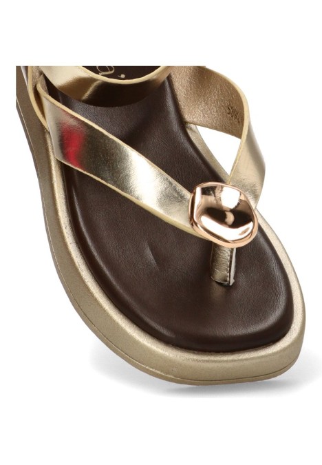 Sandalia TINAS 6392 para mujer en oro con adorno metálico y suela plana