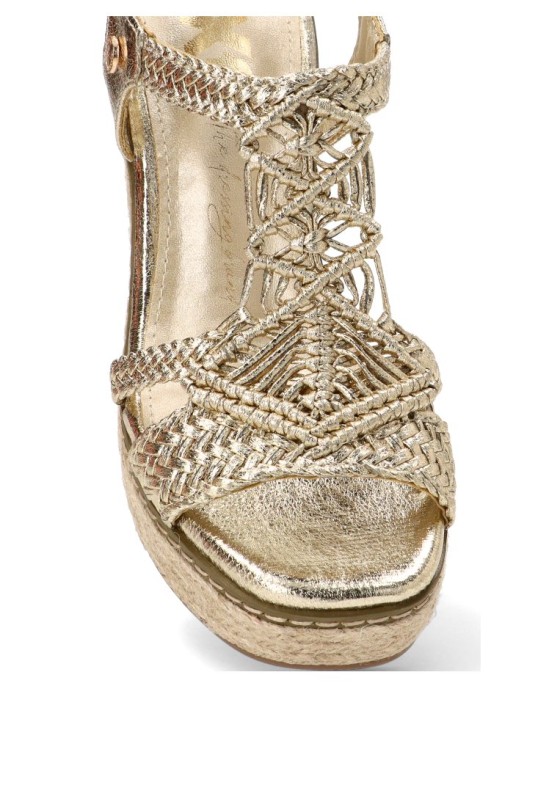 Sandalia con cuña en color oro de mujer XTI 145456