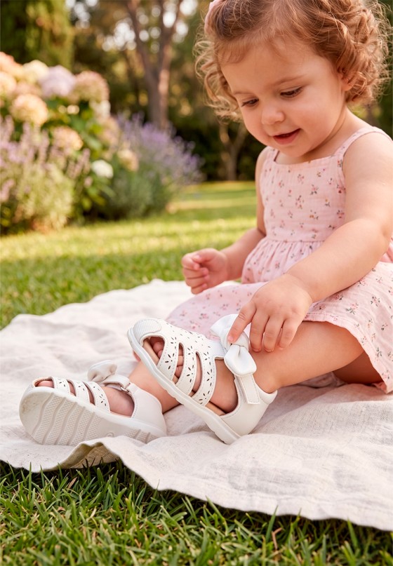 Sandalia blanca para niña ETIKA 13743 con lazo y suela plana