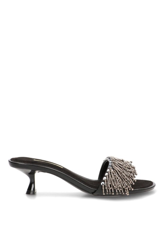 Sandalia LUNA TREND M6296 con abalorios y tacón medio en negro para mujer