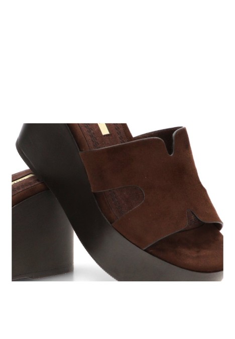 Zueco de antelina café con cuña alta para mujer LUNA TREND M6371
