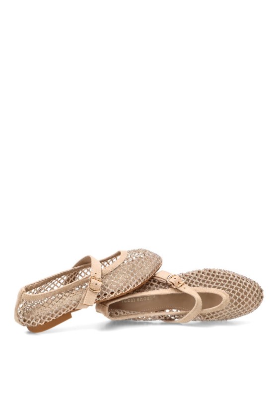 Bailarina IDEAL SHOES 9861 en beige con redecilla brillante y suela plana