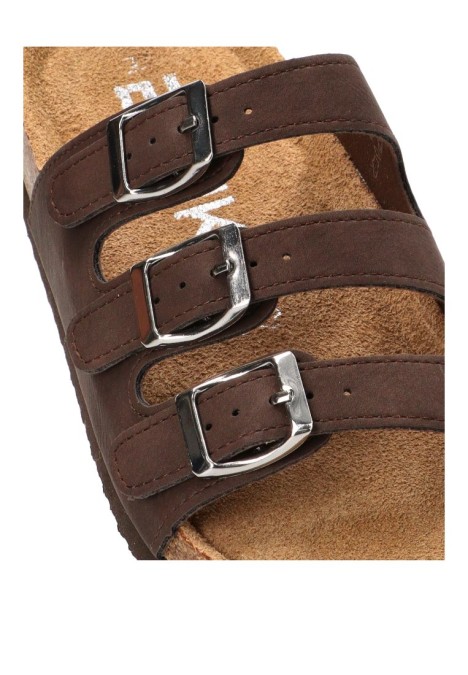Sandalia de mujer ETIKA 10175 color chocolate con triple hebilla y suela plana