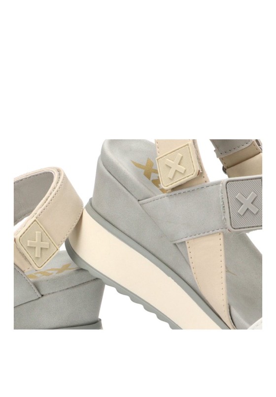 Sandalia con cuña media gris de mujer XTI 143848