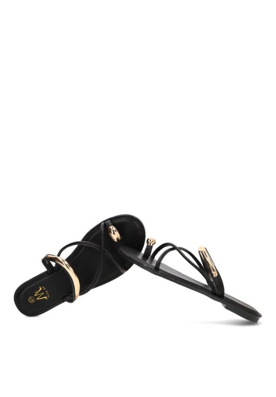 Sandalia negra con suela plana de mujer CINK-ME modelo DM7G25
