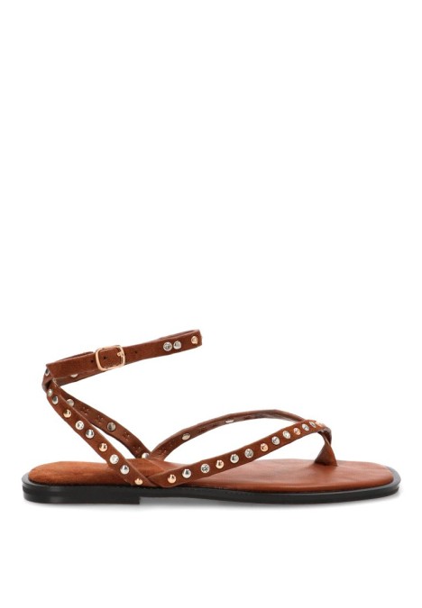 Sandalia camel con tachuelas y suela plana de mujer P111