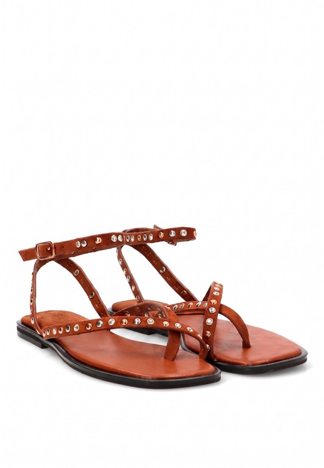 Sandalia camel con tachuelas y suela plana de mujer P111