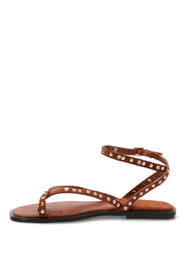 Sandalia camel con tachuelas y suela plana de mujer P111