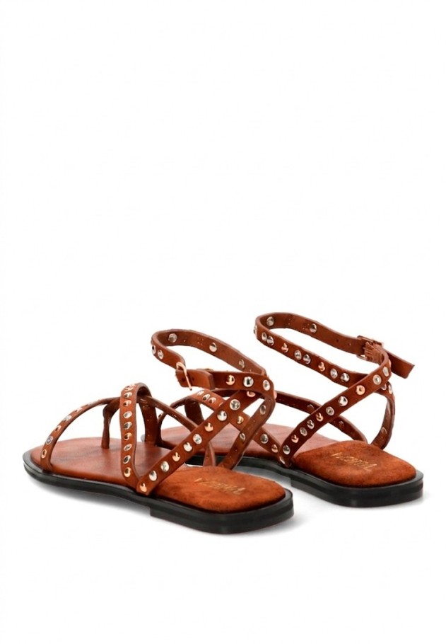 Sandalia camel con tachuelas y suela plana de mujer P111
