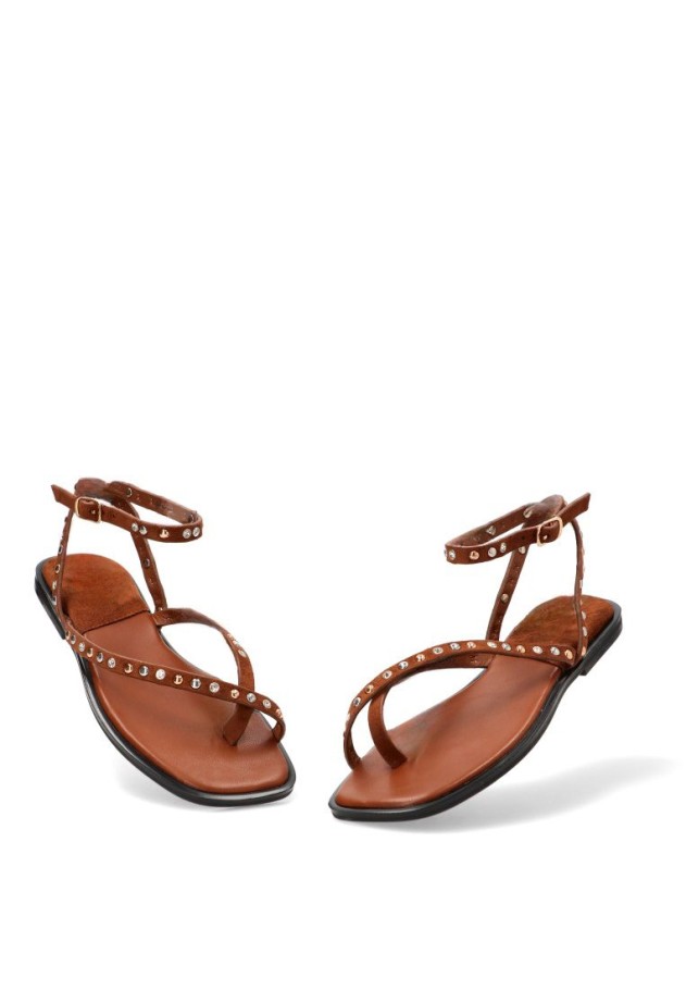 Sandalia camel con tachuelas y suela plana de mujer P111