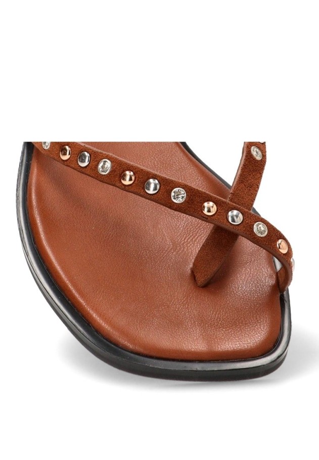 Sandalia camel con tachuelas y suela plana de mujer P111