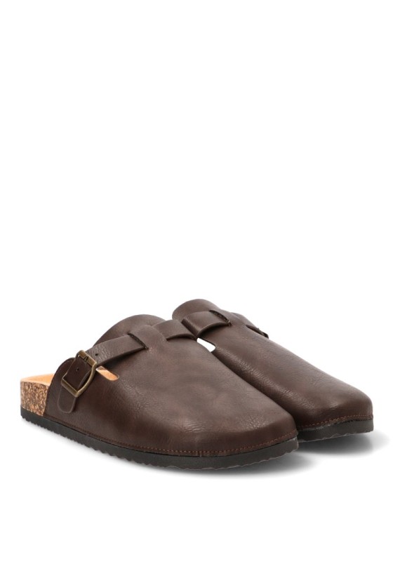 Zueco marrón sintético con hebilla y suela plana de hombre STAY 27-2527C