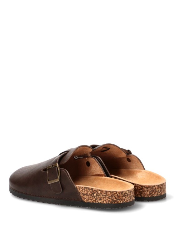 Zueco marrón sintético con hebilla y suela plana de hombre STAY 27-2527C